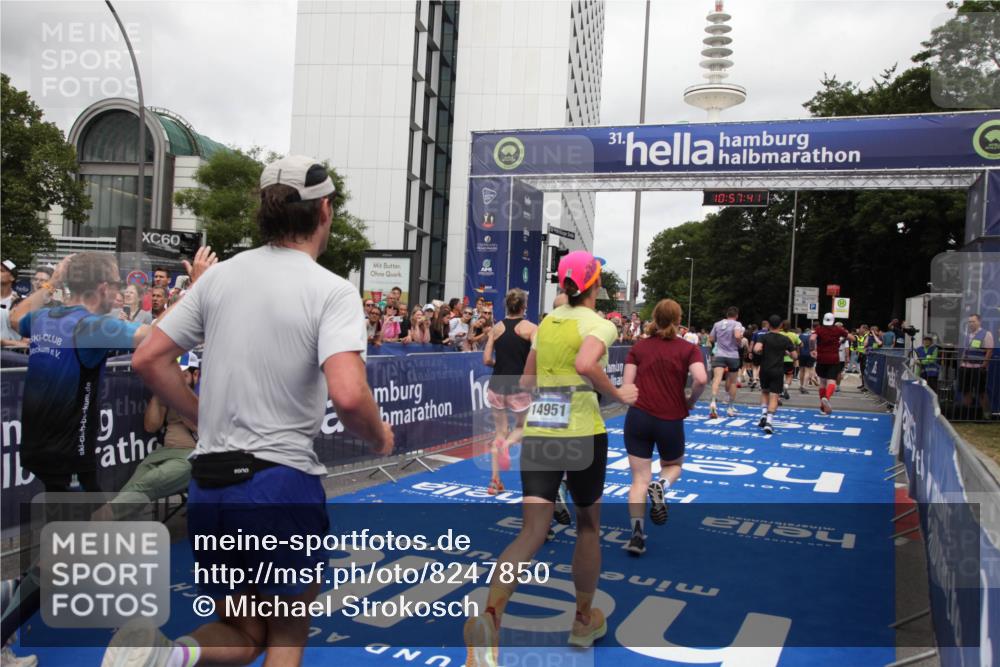 29.06.2025 - hella hamburg halbmarathon Michael Strokosch http://msf.ph/oto/8247850 29.06.2025 10:57:40 Ziel 1239, 2236, 2606, 2652, 4502, 5015, 5134, 5457, 5458, 5728, 13245, 14571, 14951, 15217, 15220, 17769, 17814, 18388 meine-sportfotos.de