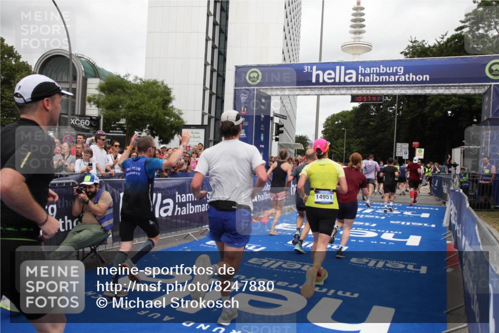 29.06.2025 - hella hamburg halbmarathon Michael Strokosch http://msf.ph/oto/8247880 29.06.2025 10:57:40 Ziel 1239, 2236, 2606, 2652, 4502, 5015, 5134, 5457, 5458, 5728, 13245, 14571, 14951, 15217, 15220, 17769, 17814, 18388 meine-sportfotos.de