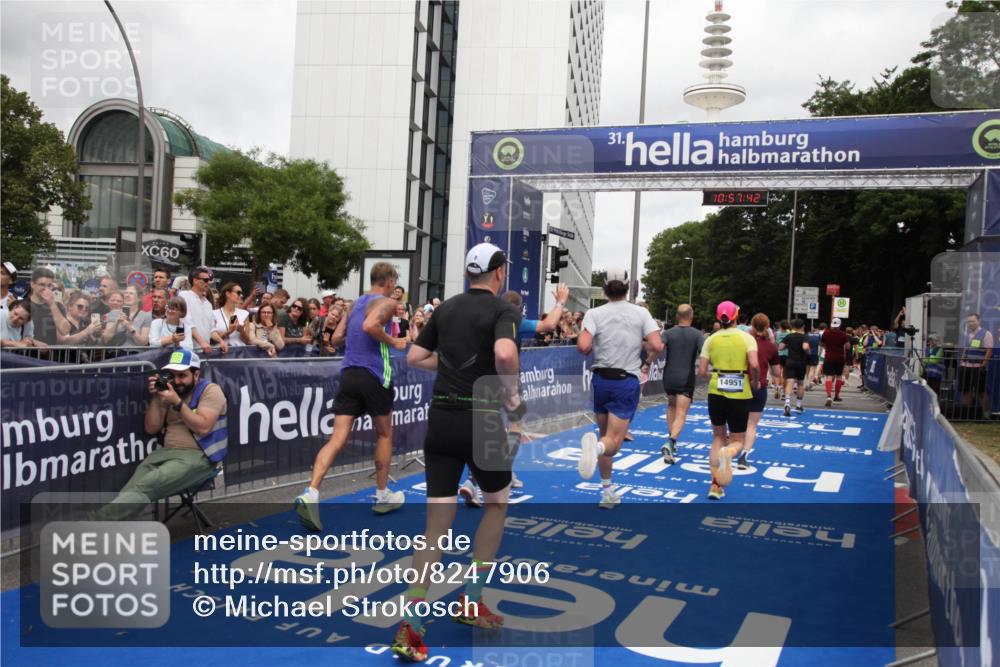 29.06.2025 - hella hamburg halbmarathon Michael Strokosch http://msf.ph/oto/8247906 29.06.2025 10:57:41 Ziel 1239, 2236, 2606, 2652, 4502, 5015, 5134, 5457, 5458, 5728, 12774, 13523, 14571, 14951, 15217, 15220, 17769, 17814, 18388 meine-sportfotos.de