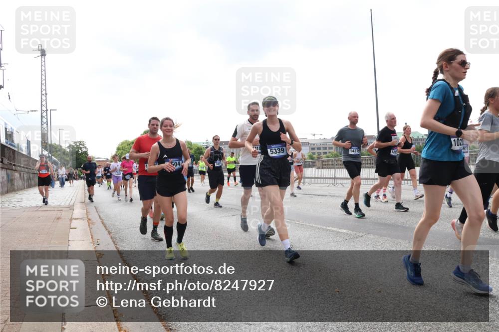 29.06.2025 - hella hamburg halbmarathon Lena Gebhardt http://msf.ph/oto/8247927 29.06.2025 10:45:34 Lombardsbrücke 1033, 1060, 1085, 1104, 1421, 1426, 1685, 1713, 1798, 1854, 1983, 2008, 2216, 2217, 2522, 2550, 2657, 2664, 2917, 2965, 2973, 3160, 3164, 3357, 3377, 3879, 3993, 4099, 4102, 4186, 4224, 4306, 4317, 4337, 4388, 4504, 4820, 4851, 5044, 5099, 5108, 5190, 5339, 5635, 5636, 5949, 6133, 6150, 6509, 6623, 6763, 6788, 6911, 6922, 6980, 7268, 7283, 7356, 7530, 7541, 7699, 7859, 8594, 8605, 8745, 8762, 9620, 10030, 10182, 10225, 10327, 10329, 10367, 11314, 12334 meine-sportfotos.de