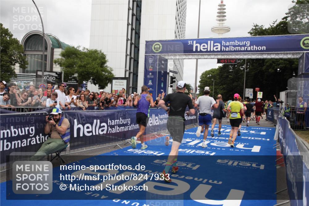 29.06.2025 - hella hamburg halbmarathon Michael Strokosch http://msf.ph/oto/8247933 29.06.2025 10:57:41 Ziel 1239, 2236, 2606, 2652, 4502, 5015, 5134, 5457, 5458, 5728, 12774, 13523, 14571, 14951, 15217, 15220, 17769, 17814, 18388 meine-sportfotos.de