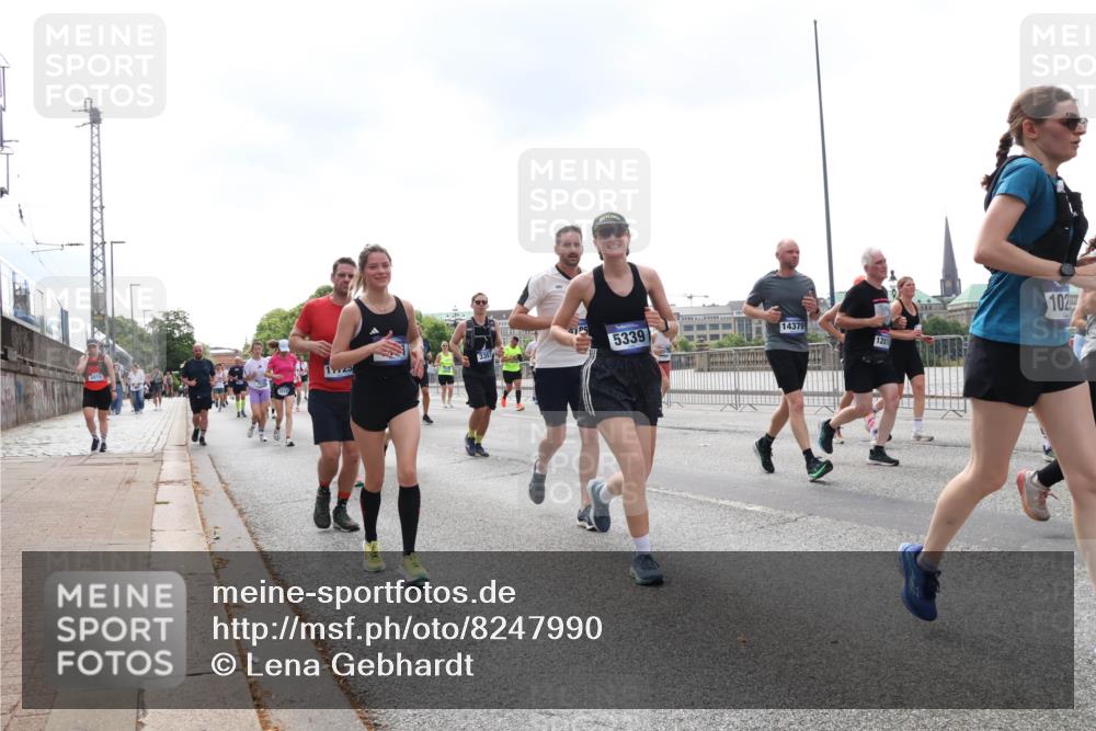 29.06.2025 - hella hamburg halbmarathon Lena Gebhardt http://msf.ph/oto/8247990 29.06.2025 10:45:34 Lombardsbrücke 1033, 1060, 1085, 1104, 1421, 1426, 1685, 1713, 1798, 1854, 1983, 2008, 2216, 2217, 2522, 2550, 2657, 2664, 2917, 2965, 2973, 3160, 3164, 3357, 3377, 3879, 3993, 4099, 4102, 4186, 4224, 4306, 4317, 4337, 4388, 4504, 4820, 4851, 5044, 5099, 5108, 5190, 5339, 5635, 5636, 5949, 6133, 6150, 6509, 6623, 6763, 6788, 6911, 6922, 6980, 7268, 7283, 7356, 7530, 7541, 7699, 7859, 8594, 8605, 8745, 8762, 9620, 10030, 10182, 10225, 10327, 10329, 10367, 11314, 12334 meine-sportfotos.de