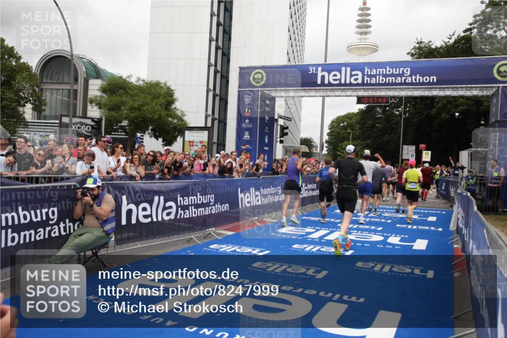 29.06.2025 - hella hamburg halbmarathon Michael Strokosch http://msf.ph/oto/8247999 29.06.2025 10:57:42 Ziel 1239, 1715, 2236, 2606, 2652, 4502, 5457, 5458, 12774, 13523, 14571, 14951, 15217, 15220, 17769, 17814, 18388, 18985 meine-sportfotos.de