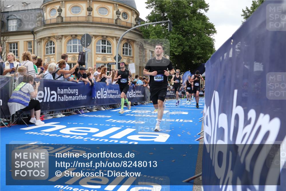 29.06.2025 - hella hamburg halbmarathon Strokosch-Dieckow http://msf.ph/oto/8248013 29.06.2025 10:39:17 Ziel 2044, 3282, 4565, 5752, 6037, 6152, 8319, 8925, 11305, 12046, 12335, 13479, 13729, 14311, 14359, 15013, 15866, 17646, 17668, 18149 meine-sportfotos.de