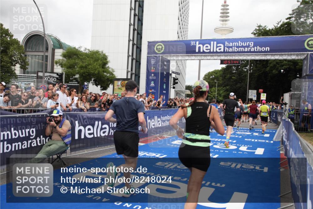 29.06.2025 - hella hamburg halbmarathon Michael Strokosch http://msf.ph/oto/8248024 29.06.2025 10:57:43 Ziel 1239, 1715, 1719, 2606, 2652, 5457, 5458, 10133, 12774, 13523, 14571, 14951, 15217, 15220, 17455, 17769, 17814, 18388, 18985 meine-sportfotos.de