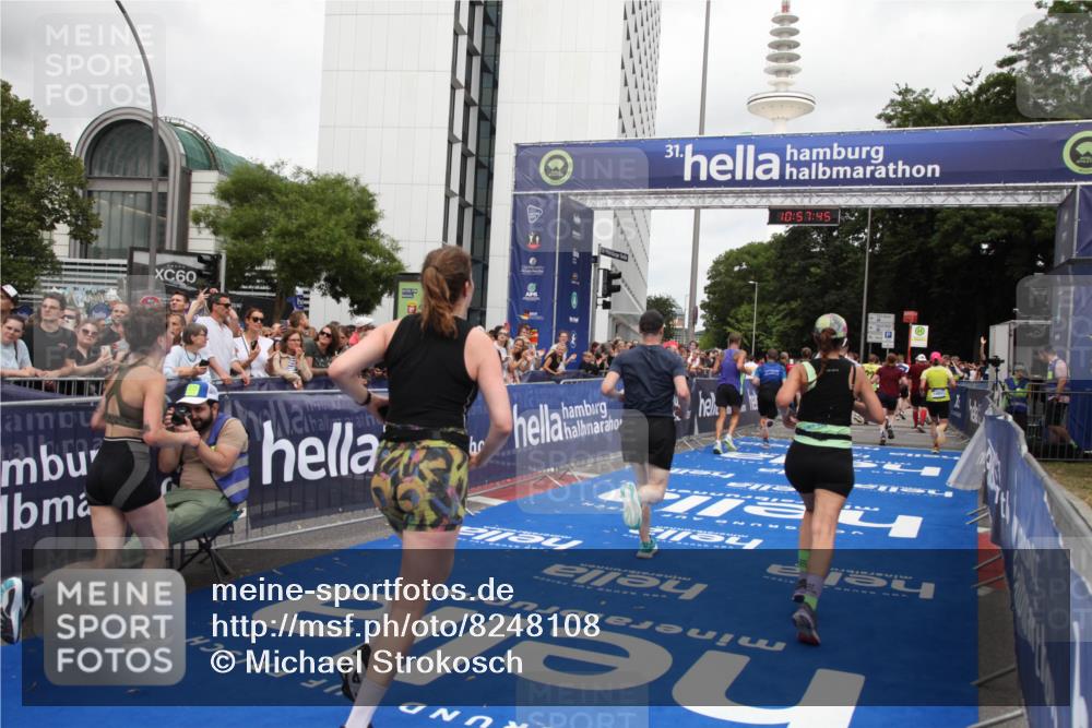 29.06.2025 - hella hamburg halbmarathon Michael Strokosch http://msf.ph/oto/8248108 29.06.2025 10:57:43 Ziel 1239, 1715, 1719, 2606, 2652, 5457, 5458, 10133, 12774, 13523, 14571, 14951, 15217, 15220, 17455, 17769, 17814, 18388, 18985 meine-sportfotos.de