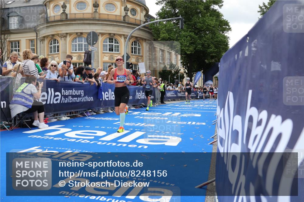29.06.2025 - hella hamburg halbmarathon Strokosch-Dieckow http://msf.ph/oto/8248156 29.06.2025 10:39:22 Ziel 1343, 2044, 2546, 2972, 4565, 6037, 6152, 8319, 8346, 8925, 12046, 12335, 12372, 13479, 14359, 15013, 15866, 17646 meine-sportfotos.de