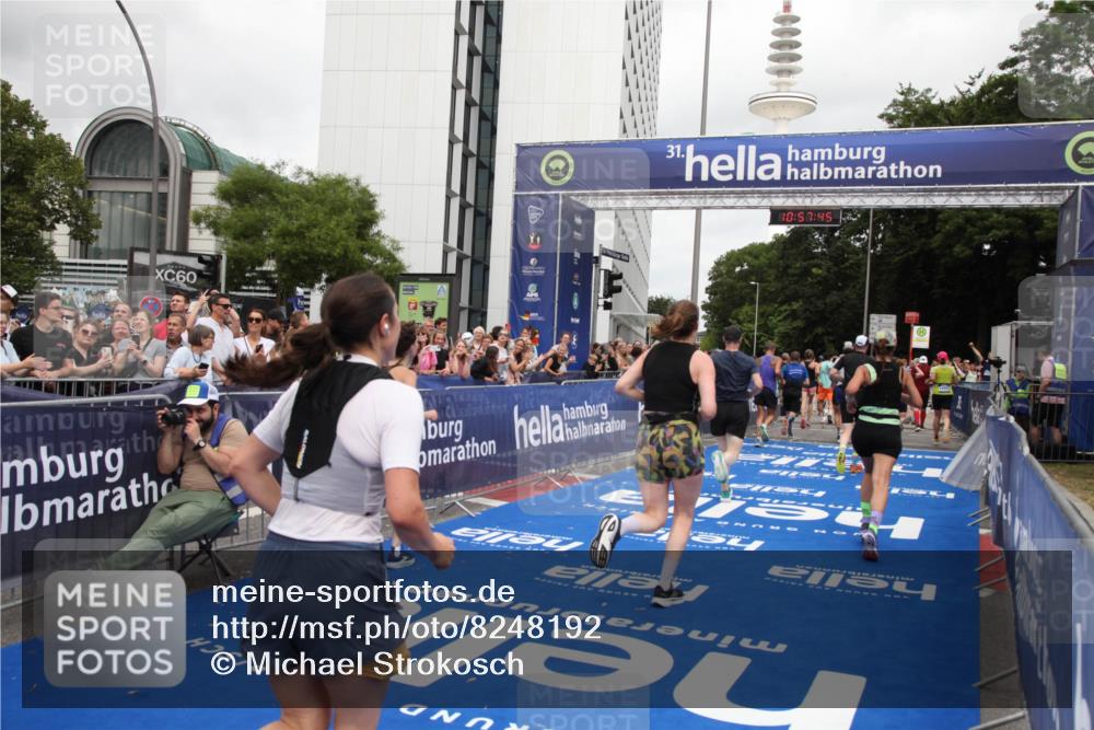 29.06.2025 - hella hamburg halbmarathon Michael Strokosch http://msf.ph/oto/8248192 29.06.2025 10:57:44 Ziel 1239, 1715, 1719, 2606, 2652, 5457, 5458, 10133, 12774, 13523, 14571, 14951, 15217, 15220, 16418, 17455, 17769, 17814, 18388, 18508, 18985 meine-sportfotos.de