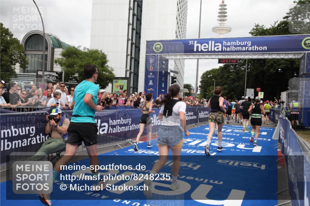 29.06.2025 - hella hamburg halbmarathon Michael Strokosch http://msf.ph/oto/8248235 29.06.2025 10:57:45 Ziel 1239, 1715, 1719, 2606, 7833, 10133, 12774, 13523, 14571, 14951, 15217, 15220, 16418, 17201, 17455, 17769, 17814, 18388, 18508, 18985 meine-sportfotos.de