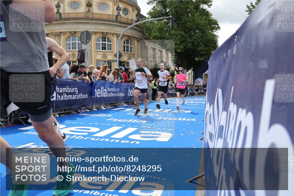 29.06.2025 - hella hamburg halbmarathon Strokosch-Dieckow http://msf.ph/oto/8248295 29.06.2025 10:39:28 Ziel 1343, 2546, 2972, 6152, 7152, 7154, 8346, 9116, 9265, 12335, 12372, 14359, 15013, 15336, 15828, 15866, 15965, 17215, 17360, 18154, 18285, 18803 meine-sportfotos.de