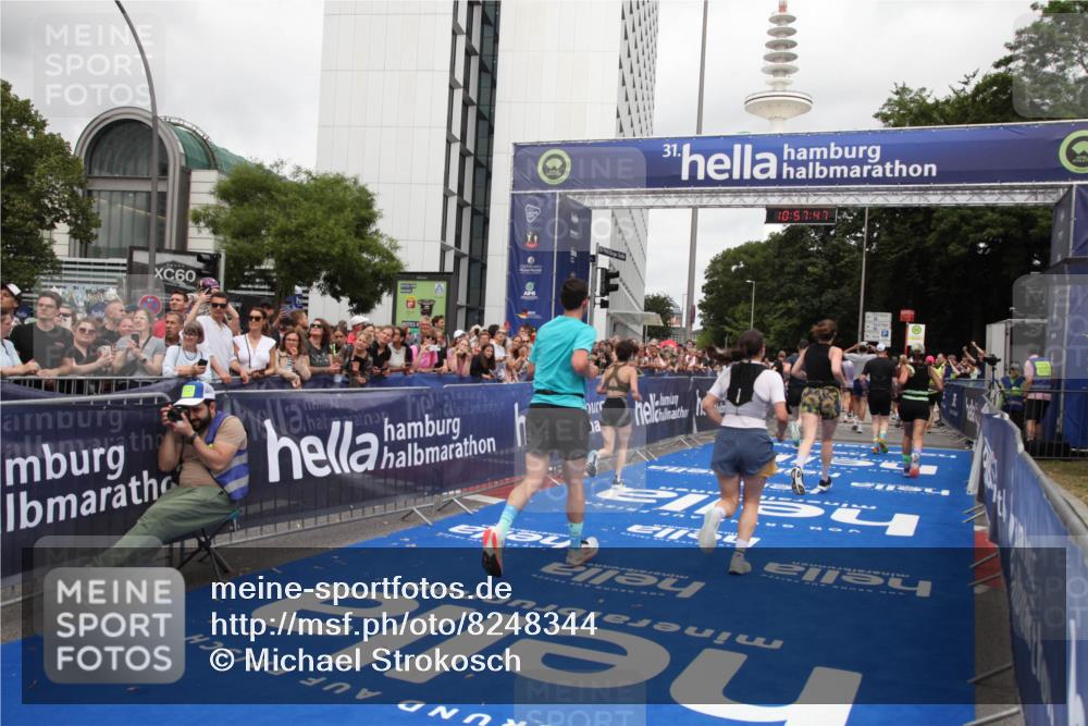 29.06.2025 - hella hamburg halbmarathon Michael Strokosch http://msf.ph/oto/8248344 29.06.2025 10:57:45 Ziel 1239, 1715, 1719, 2606, 7833, 10133, 12774, 13523, 14571, 14951, 15217, 15220, 16418, 17201, 17455, 17769, 17814, 18388, 18508, 18985 meine-sportfotos.de