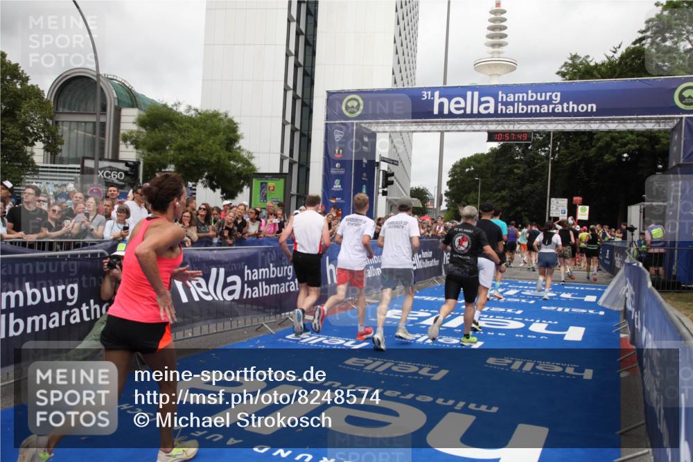 29.06.2025 - hella hamburg halbmarathon Michael Strokosch http://msf.ph/oto/8248574 29.06.2025 10:57:47 Ziel 1715, 1719, 1972, 2606, 5391, 7833, 10133, 12440, 12774, 13523, 14737, 15217, 15220, 16418, 17201, 17455, 17814, 18388, 18508, 18727, 18985 meine-sportfotos.de