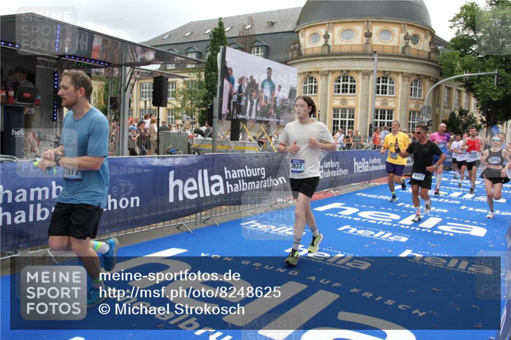 29.06.2025 - hella hamburg halbmarathon Michael Strokosch http://msf.ph/oto/8248625 29.06.2025 10:49:43 Ziel 2504, 2706, 2937, 3060, 3543, 5894, 5978, 6115, 7332, 9038, 9463, 9619, 9649, 11679, 11977, 15392, 16843, 16877, 17001, 17282, 18058, 18451, 18926 meine-sportfotos.de