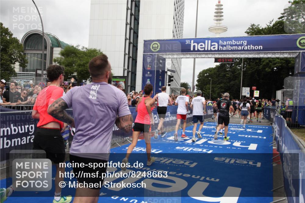 29.06.2025 - hella hamburg halbmarathon Michael Strokosch http://msf.ph/oto/8248663 29.06.2025 10:57:48 Ziel 1715, 1719, 1972, 2034, 2606, 5391, 7833, 10133, 10599, 12440, 12774, 13523, 14737, 15217, 16418, 17201, 17455, 18388, 18508, 18727, 18985 meine-sportfotos.de