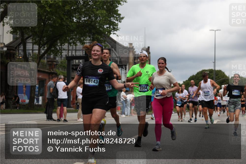 29.06.2025 - hella hamburg halbmarathon Yannick Fuchs http://msf.ph/oto/8248729 29.06.2025 10:47:51 20KM 1030, 1267, 1422, 1442, 1502, 1549, 1870, 2058, 2070, 2354, 2518, 2630, 3096, 3103, 3819, 4299, 5020, 5259, 5638, 6294, 6374, 6481, 6511, 6512, 6942, 7274, 7395, 7478, 7918, 8285, 8335, 8394, 8447, 9032, 9380, 9791, 9922, 11068, 11430, 11844, 12321, 12379, 12607, 12632, 13032, 13033, 13397, 13794, 13803, 13865, 13912, 14239, 14702, 15146, 15441, 15502, 15838, 15856, 15946, 16477, 16780, 17348, 17482, 18143, 18308, 18418, 18450, 18487, 18514, 18612, 19067 meine-sportfotos.de