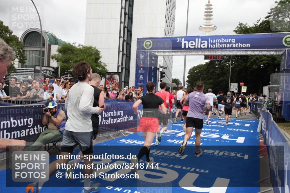 29.06.2025 - hella hamburg halbmarathon Michael Strokosch http://msf.ph/oto/8248744 29.06.2025 10:57:49 Ziel 1715, 1719, 1972, 2034, 5391, 7269, 7833, 10133, 10599, 10703, 12440, 12523, 12774, 13523, 14737, 15217, 16418, 17201, 17455, 18388, 18508, 18727, 18985 meine-sportfotos.de