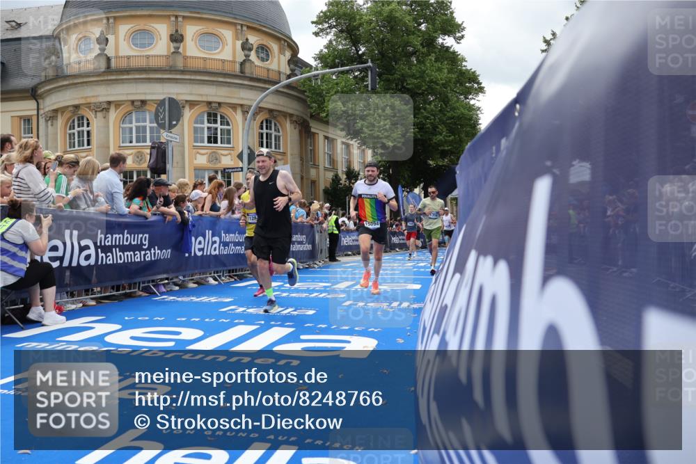 29.06.2025 - hella hamburg halbmarathon Strokosch-Dieckow http://msf.ph/oto/8248766 29.06.2025 10:39:40 Ziel 1358, 1975, 4398, 4888, 11284, 11806, 13190, 14077, 14204, 15094, 15435, 15744, 15828, 16580, 16761, 17005, 17215, 17360, 17425, 17792, 18013, 18154, 18285, 18803 meine-sportfotos.de