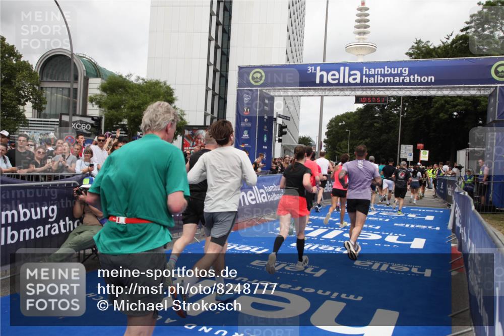 29.06.2025 - hella hamburg halbmarathon Michael Strokosch http://msf.ph/oto/8248777 29.06.2025 10:57:49 Ziel 1715, 1719, 1972, 2034, 5391, 7269, 7833, 10133, 10599, 10703, 12440, 12523, 12774, 13523, 14737, 15217, 16418, 17201, 17455, 18388, 18508, 18727, 18985 meine-sportfotos.de