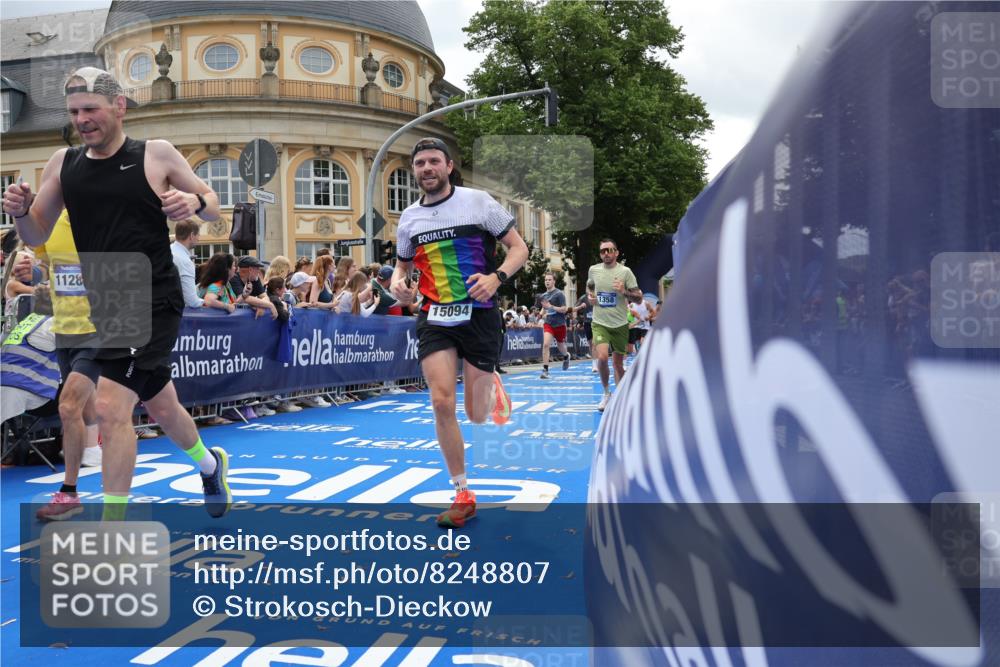 29.06.2025 - hella hamburg halbmarathon Strokosch-Dieckow http://msf.ph/oto/8248807 29.06.2025 10:39:41 Ziel 1358, 1975, 4398, 4888, 11284, 11806, 13190, 14077, 14204, 15094, 15435, 15744, 16580, 16761, 17005, 17215, 17360, 17425, 17792, 18013, 18154, 18803 meine-sportfotos.de