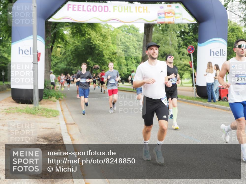 29.06.2025 - hella hamburg halbmarathon MichiJ http://msf.ph/oto/8248850 29.06.2025 10:28:42 Zwischen KM18-KM19 1358, 2573, 2714, 2972, 4888, 5752, 5803, 6649, 7495, 8370, 8574, 11284, 11714, 15015, 15421, 18013, 18614, 18979 meine-sportfotos.de