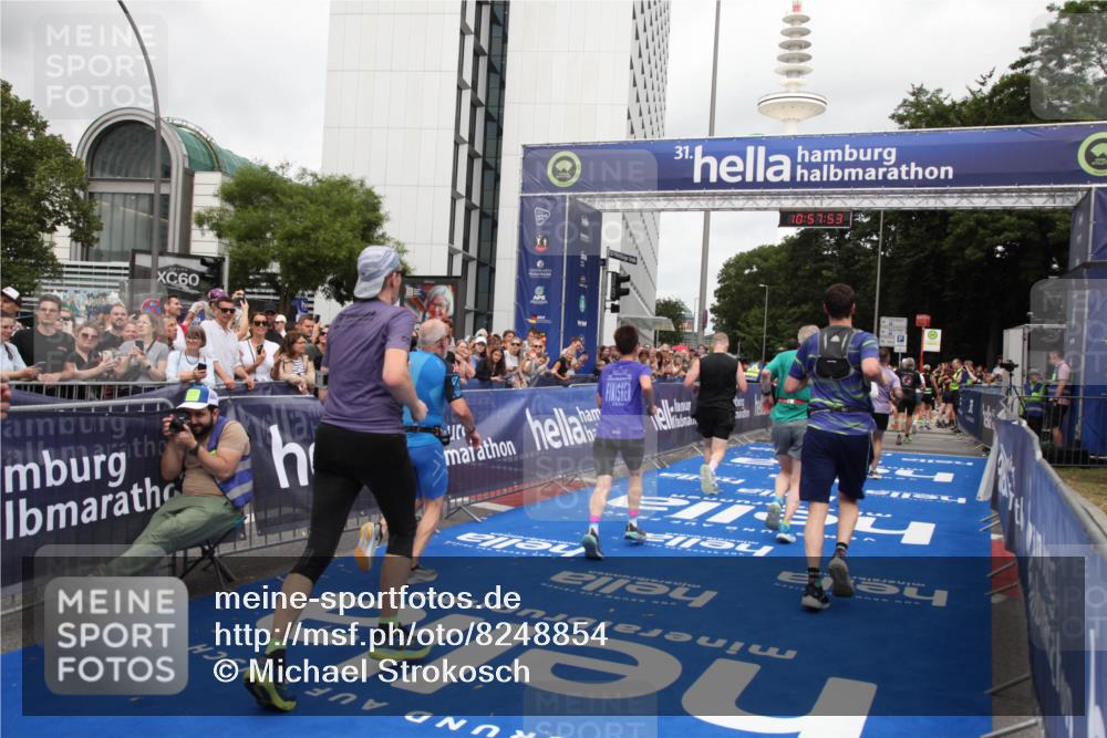 29.06.2025 - hella hamburg halbmarathon Michael Strokosch http://msf.ph/oto/8248854 29.06.2025 10:57:51 Ziel 1715, 1719, 1972, 2034, 2806, 5391, 7269, 7833, 10133, 10599, 10703, 12440, 12523, 14737, 16418, 16517, 17201, 17455, 18492, 18508, 18727, 18985 meine-sportfotos.de