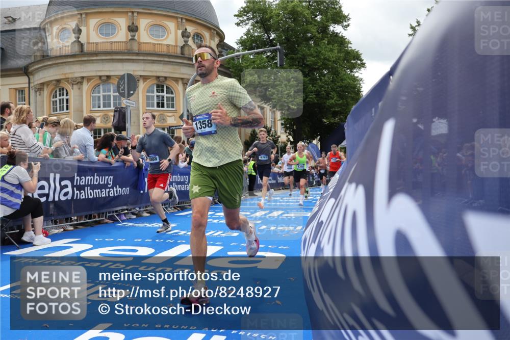 29.06.2025 - hella hamburg halbmarathon Strokosch-Dieckow http://msf.ph/oto/8248927 29.06.2025 10:39:43 Ziel 1358, 1975, 2525, 2573, 4398, 4888, 11284, 11806, 13190, 14077, 14204, 15094, 15435, 15744, 16580, 16761, 17005, 17425, 17792, 18013 meine-sportfotos.de
