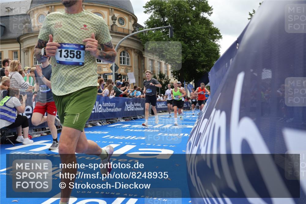 29.06.2025 - hella hamburg halbmarathon Strokosch-Dieckow http://msf.ph/oto/8248935 29.06.2025 10:39:43 Ziel 1358, 1975, 2525, 2573, 4398, 4888, 11284, 11806, 13190, 14077, 14204, 15094, 15435, 15744, 16580, 16761, 17005, 17425, 17792, 18013 meine-sportfotos.de