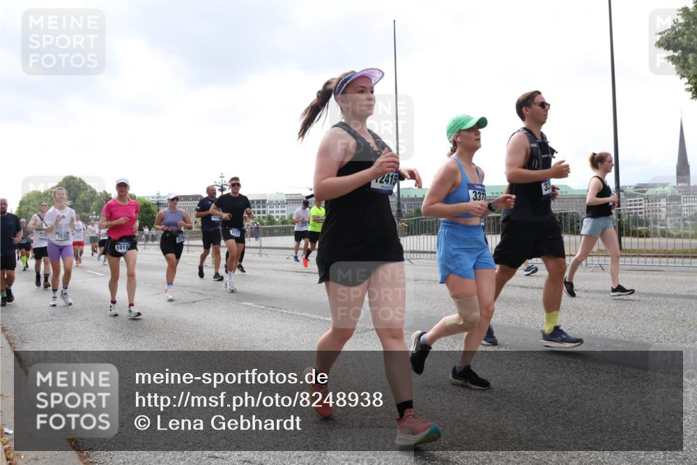 29.06.2025 - hella hamburg halbmarathon Lena Gebhardt http://msf.ph/oto/8248938 29.06.2025 10:45:36 Lombardsbrücke 1033, 1060, 1085, 1100, 1104, 1421, 1426, 1555, 1685, 1713, 1798, 1854, 1983, 2008, 2216, 2217, 2522, 2550, 2657, 2664, 2917, 2954, 2965, 2973, 3160, 3164, 3357, 3377, 3879, 3993, 4099, 4102, 4104, 4186, 4224, 4306, 4317, 4337, 4388, 4504, 4572, 4820, 4851, 5044, 5099, 5108, 5339, 5635, 5636, 5949, 6133, 6150, 6509, 6623, 6763, 6788, 6911, 6922, 6980, 7268, 7283, 7356, 7530, 7541, 7859, 8594, 8605, 8745, 8762, 9620, 10030, 10182, 10225, 10327, 10329, 10367, 10511, 11314 meine-sportfotos.de