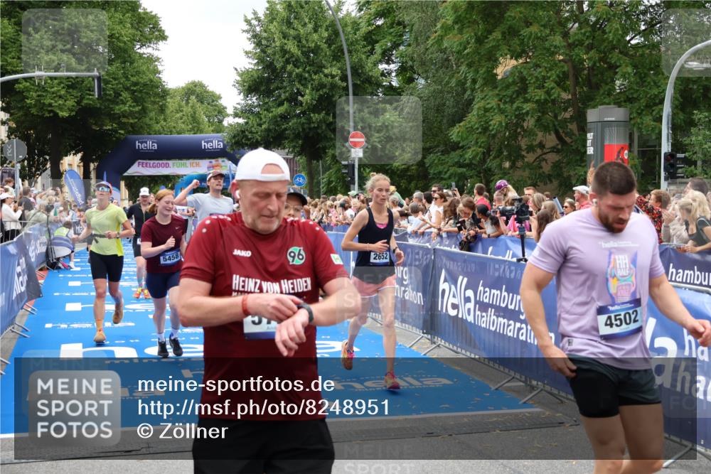29.06.2025 - hella hamburg halbmarathon Zöllner http://msf.ph/oto/8248951 29.06.2025 10:57:42 Ziel 1239, 1715, 1719, 2606, 2652, 5457, 5458, 10133, 12774, 13523, 14571, 14951, 15217, 15220, 17455, 17769, 17814, 18388, 18985 meine-sportfotos.de