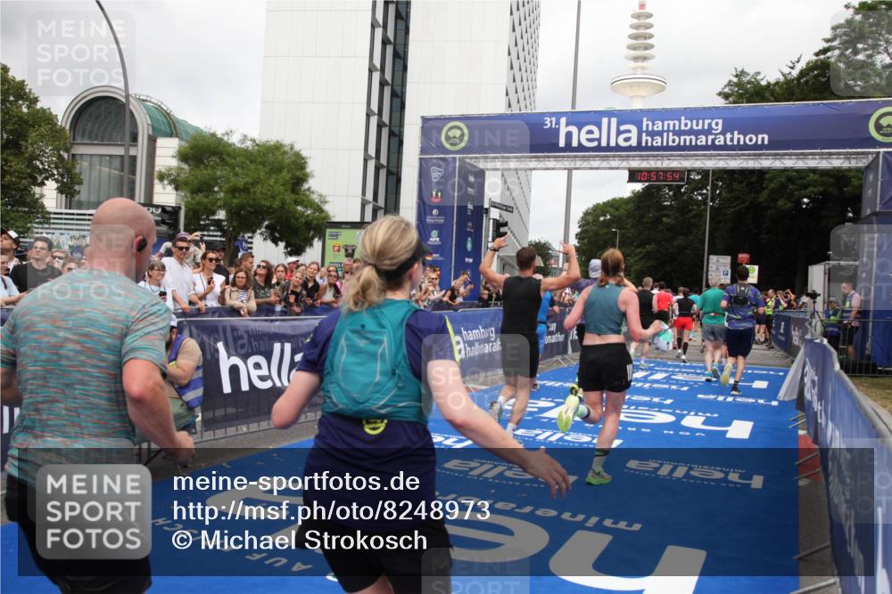 29.06.2025 - hella hamburg halbmarathon Michael Strokosch http://msf.ph/oto/8248973 29.06.2025 10:57:53 Ziel 1972, 2034, 2806, 2883, 5391, 7269, 7833, 9820, 10599, 10703, 12440, 12523, 13376, 14737, 16418, 16517, 17201, 17543, 18492, 18508, 18727 meine-sportfotos.de