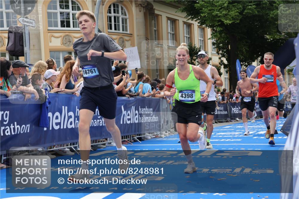 29.06.2025 - hella hamburg halbmarathon Strokosch-Dieckow http://msf.ph/oto/8248981 29.06.2025 10:39:44 Ziel 1358, 1975, 2525, 2573, 4398, 4888, 6149, 11284, 11714, 13190, 14204, 15094, 15435, 15744, 15813, 16580, 16761, 17005, 17425, 17792, 18013 meine-sportfotos.de