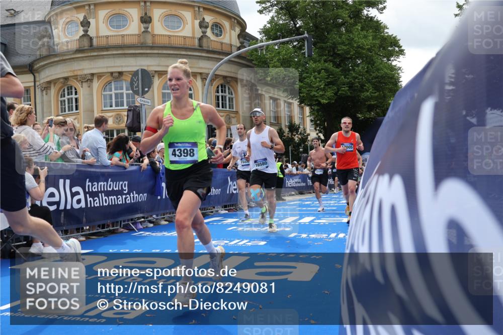 29.06.2025 - hella hamburg halbmarathon Strokosch-Dieckow http://msf.ph/oto/8249081 29.06.2025 10:39:44 Ziel 1358, 1975, 2525, 2573, 4398, 4888, 6149, 11284, 11714, 13190, 14204, 15094, 15435, 15744, 15813, 16580, 16761, 17005, 17425, 17792, 18013 meine-sportfotos.de