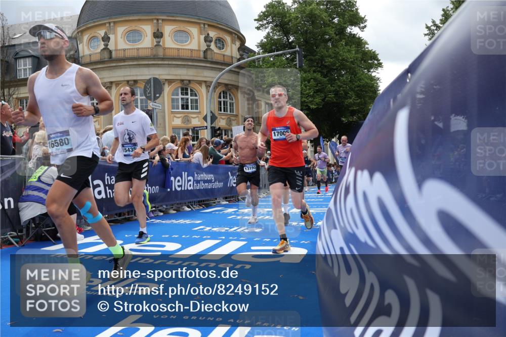 29.06.2025 - hella hamburg halbmarathon Strokosch-Dieckow http://msf.ph/oto/8249152 29.06.2025 10:39:45 Ziel 1358, 1975, 2525, 2563, 2573, 4398, 4766, 4888, 6149, 11714, 13190, 14204, 15435, 15744, 15813, 16580, 16761, 17005, 17425, 17792, 18013 meine-sportfotos.de