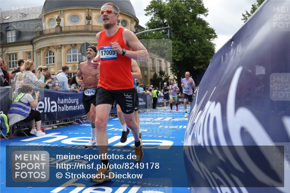 29.06.2025 - hella hamburg halbmarathon Strokosch-Dieckow http://msf.ph/oto/8249178 29.06.2025 10:39:46 Ziel 1358, 1603, 1975, 2525, 2563, 2573, 4398, 4766, 6149, 11714, 13190, 14204, 15435, 15744, 15813, 16580, 16761, 17005, 17792, 18013 meine-sportfotos.de