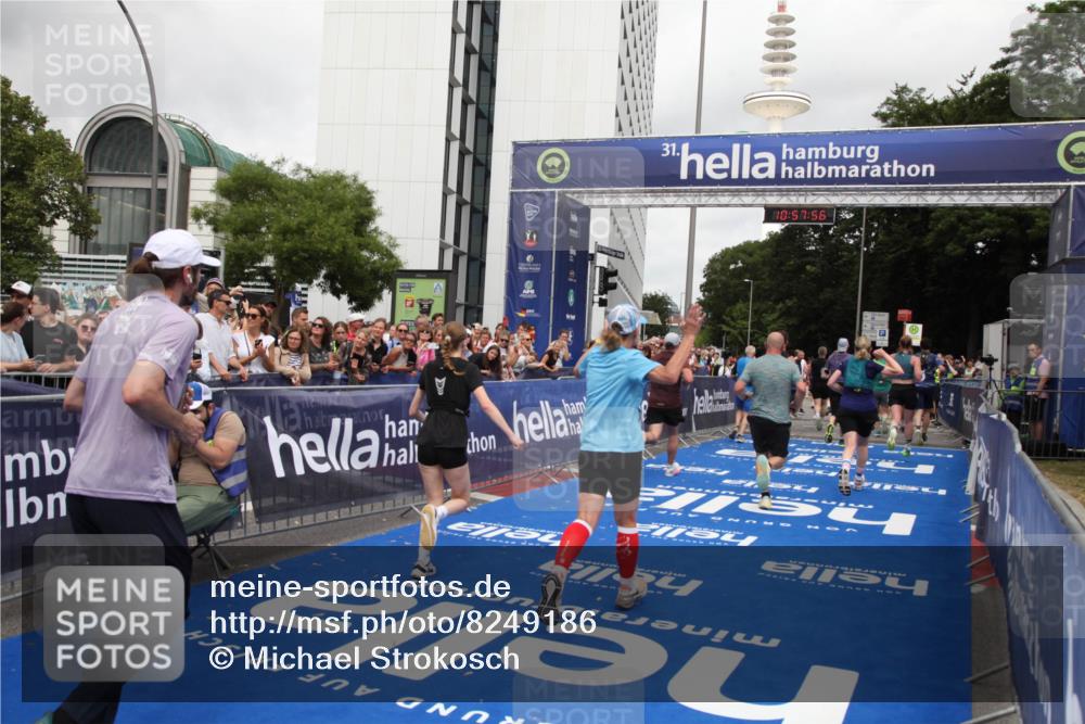 29.06.2025 - hella hamburg halbmarathon Michael Strokosch http://msf.ph/oto/8249186 29.06.2025 10:57:55 Ziel 1972, 2034, 2806, 2883, 5391, 7138, 7269, 9820, 10599, 10703, 11394, 12440, 12523, 13376, 14737, 15349, 16517, 17543, 18492, 18727 meine-sportfotos.de