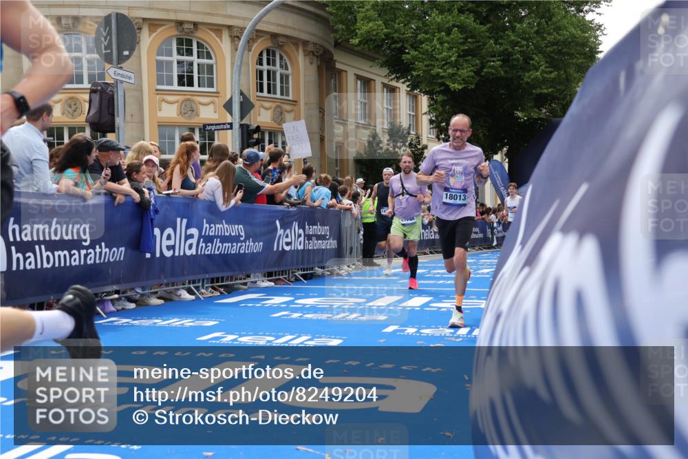 29.06.2025 - hella hamburg halbmarathon Strokosch-Dieckow http://msf.ph/oto/8249204 29.06.2025 10:39:47 Ziel 1603, 1975, 2525, 2563, 2573, 4398, 4766, 6149, 7981, 11714, 13190, 14204, 15435, 15744, 15813, 16580, 16761, 17005, 17792, 18013 meine-sportfotos.de