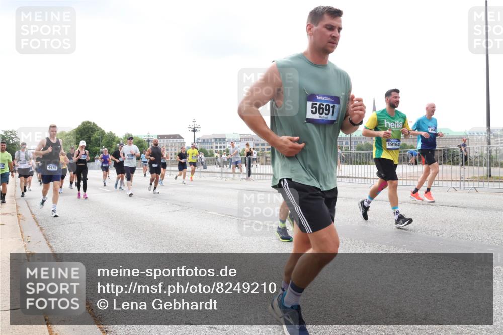 29.06.2025 - hella hamburg halbmarathon Lena Gebhardt http://msf.ph/oto/8249210 29.06.2025 10:34:05 Lombardsbrücke 1189, 1275, 1417, 1672, 1705, 1787, 1896, 2265, 2342, 2464, 2482, 2496, 2510, 2511, 2526, 2801, 2933, 3145, 3170, 3264, 3340, 3345, 3560, 3829, 3848, 4361, 4433, 4449, 4479, 4696, 4807, 4824, 4826, 4942, 5075, 5096, 5141, 5557, 5561, 5566, 5569, 5584, 5691, 5821, 5822, 5887, 6105, 6109, 6364, 6515, 6516, 6574, 6854, 6956, 7027, 7324, 7329, 7565, 7653, 8157, 8202, 8277, 8282, 8349, 8375, 8377, 8383, 8401, 8965, 9094, 9799, 9875, 9995, 10007, 10071, 10360, 10561, 10564 meine-sportfotos.de