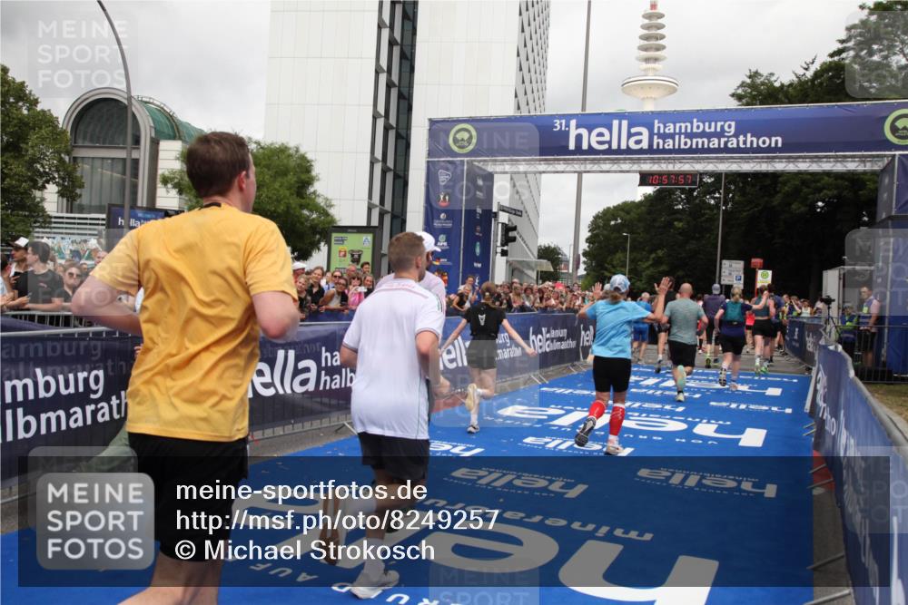 29.06.2025 - hella hamburg halbmarathon Michael Strokosch http://msf.ph/oto/8249257 29.06.2025 10:57:56 Ziel 2034, 2806, 2883, 3575, 5391, 7138, 7159, 7269, 9820, 10599, 10703, 11394, 12523, 13376, 14737, 14881, 15349, 16517, 17543, 18492 meine-sportfotos.de