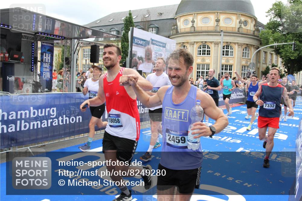 29.06.2025 - hella hamburg halbmarathon Michael Strokosch http://msf.ph/oto/8249280 29.06.2025 10:49:47 Ziel 2504, 2706, 3060, 3543, 5894, 5978, 6115, 6125, 7332, 9463, 9551, 9619, 9723, 9924, 11975, 13159, 14794, 16843, 16877, 17282, 17753, 18058, 18451, 18926 meine-sportfotos.de