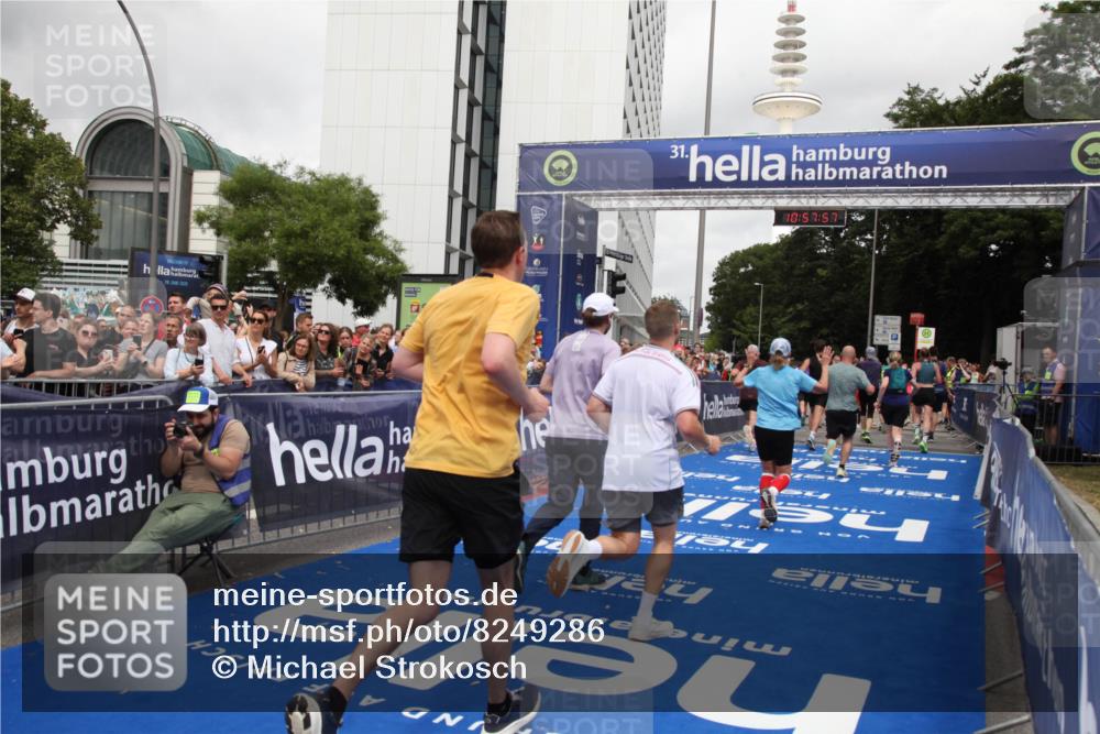 29.06.2025 - hella hamburg halbmarathon Michael Strokosch http://msf.ph/oto/8249286 29.06.2025 10:57:56 Ziel 2034, 2806, 2883, 3575, 5391, 7138, 7159, 7269, 9820, 10599, 10703, 11394, 12523, 13376, 14737, 14881, 15349, 16517, 17543, 18492 meine-sportfotos.de