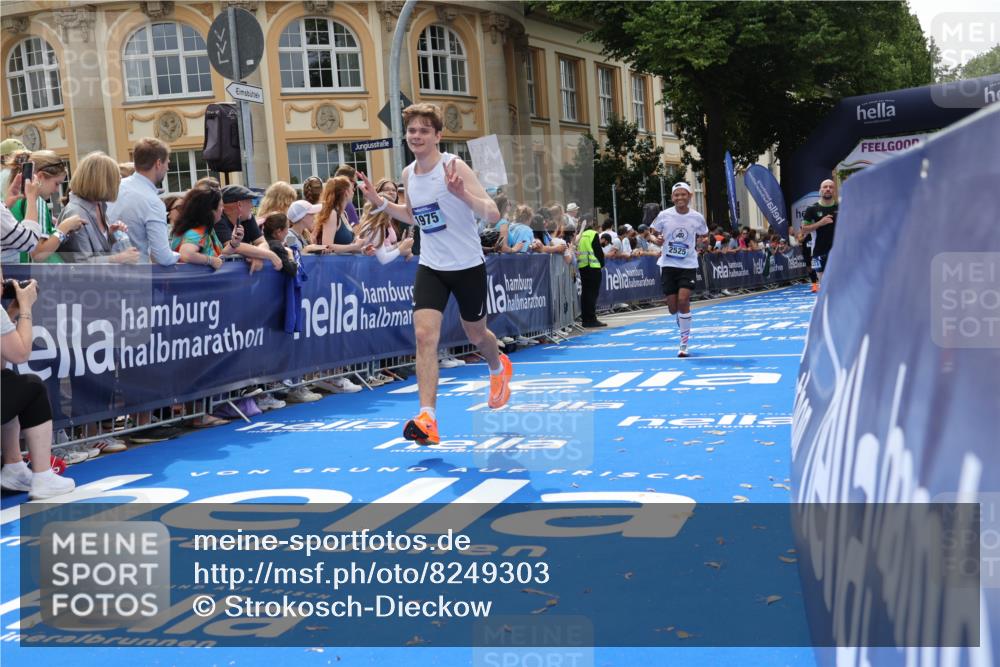29.06.2025 - hella hamburg halbmarathon Strokosch-Dieckow http://msf.ph/oto/8249303 29.06.2025 10:39:50 Ziel 1603, 1975, 2525, 2563, 2573, 3626, 4766, 6149, 7981, 8467, 8574, 11714, 13190, 14204, 15421, 15744, 15813, 17005, 17792, 18013 meine-sportfotos.de