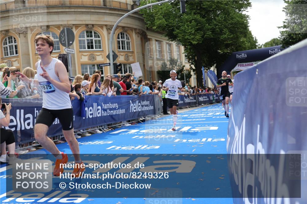 29.06.2025 - hella hamburg halbmarathon Strokosch-Dieckow http://msf.ph/oto/8249326 29.06.2025 10:39:51 Ziel 1603, 1975, 2525, 2563, 2573, 3626, 4766, 5375, 6149, 7981, 8467, 8574, 11714, 14204, 15421, 15744, 15813, 18013 meine-sportfotos.de