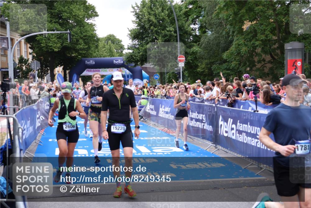 29.06.2025 - hella hamburg halbmarathon Zöllner http://msf.ph/oto/8249345 29.06.2025 10:57:46 Ziel 1715, 1719, 1972, 2606, 5391, 7833, 10133, 12440, 12774, 13523, 14737, 15217, 15220, 16418, 17201, 17455, 17814, 18388, 18508, 18727, 18985 meine-sportfotos.de