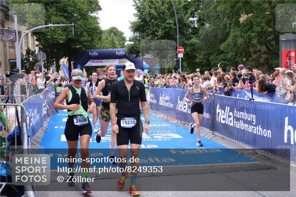 29.06.2025 - hella hamburg halbmarathon Zöllner http://msf.ph/oto/8249353 29.06.2025 10:57:47 Ziel 1715, 1719, 1972, 2034, 2606, 5391, 7833, 10133, 10599, 12440, 12774, 13523, 14737, 15217, 16418, 17201, 17455, 18388, 18508, 18727, 18985 meine-sportfotos.de