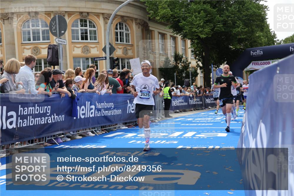 29.06.2025 - hella hamburg halbmarathon Strokosch-Dieckow http://msf.ph/oto/8249356 29.06.2025 10:39:52 Ziel 1603, 1975, 2525, 2563, 2573, 3626, 4766, 5375, 6149, 7981, 8467, 8574, 11714, 14204, 15421, 15744, 15813 meine-sportfotos.de