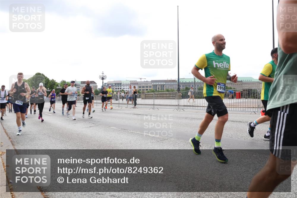 29.06.2025 - hella hamburg halbmarathon Lena Gebhardt http://msf.ph/oto/8249362 29.06.2025 10:34:05 Lombardsbrücke 1189, 1275, 1417, 1672, 1705, 1787, 1896, 2265, 2342, 2464, 2482, 2496, 2510, 2511, 2526, 2801, 2933, 3145, 3170, 3264, 3340, 3345, 3560, 3829, 3848, 4361, 4433, 4449, 4479, 4696, 4807, 4824, 4826, 4942, 5075, 5096, 5141, 5557, 5561, 5566, 5569, 5584, 5691, 5821, 5822, 5887, 6105, 6109, 6364, 6515, 6516, 6574, 6854, 6956, 7027, 7324, 7329, 7565, 7653, 8157, 8202, 8277, 8282, 8349, 8375, 8377, 8383, 8401, 8965, 9094, 9799, 9875, 9995, 10007, 10071, 10360, 10561, 10564 meine-sportfotos.de