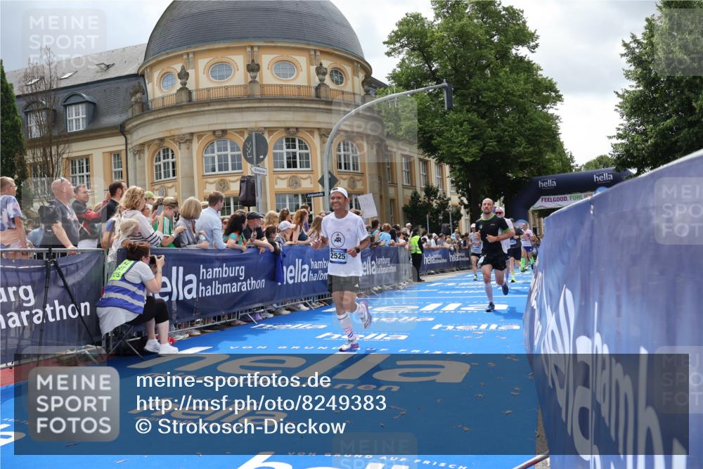 29.06.2025 - hella hamburg halbmarathon Strokosch-Dieckow http://msf.ph/oto/8249383 29.06.2025 10:39:52 Ziel 1603, 1975, 2525, 2563, 2573, 3626, 4766, 5375, 6149, 7981, 8467, 8574, 11714, 14204, 15421, 15744, 15813 meine-sportfotos.de