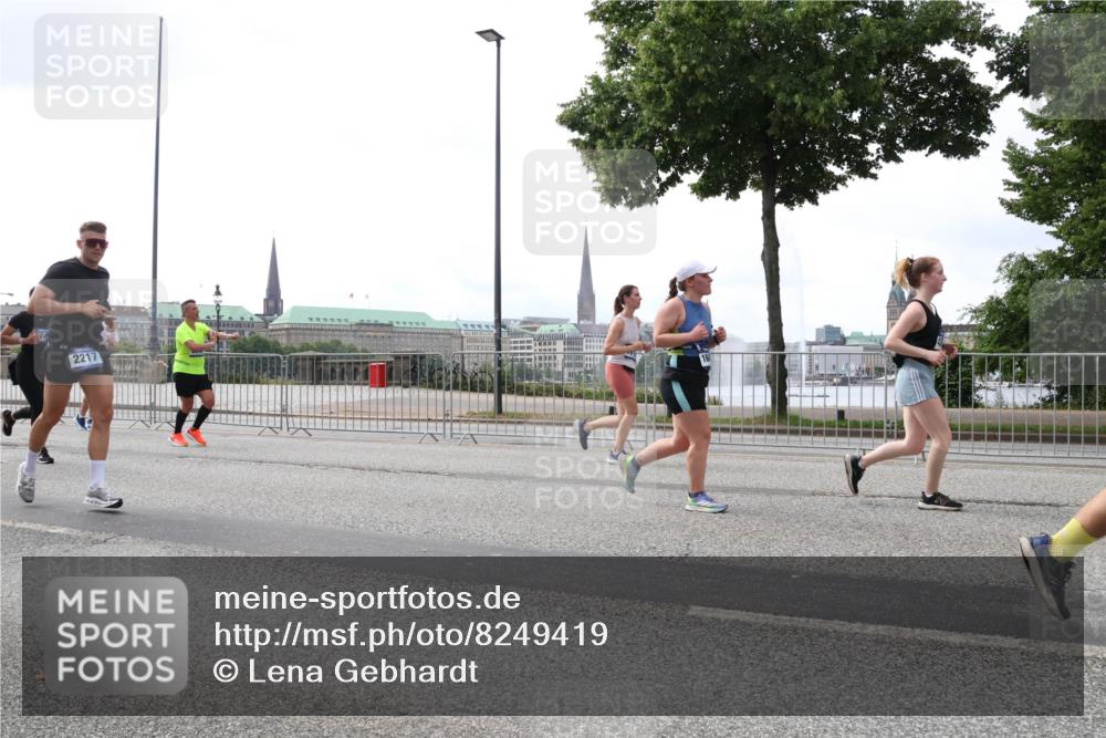 29.06.2025 - hella hamburg halbmarathon Lena Gebhardt http://msf.ph/oto/8249419 29.06.2025 10:45:38 Lombardsbrücke 1033, 1060, 1085, 1100, 1104, 1421, 1426, 1555, 1713, 1798, 1854, 1983, 2008, 2216, 2217, 2522, 2550, 2657, 2664, 2917, 2954, 2965, 2973, 3160, 3164, 3357, 3377, 3879, 3993, 4099, 4102, 4104, 4186, 4224, 4306, 4317, 4388, 4504, 4572, 4820, 4851, 5044, 5099, 5108, 5339, 5635, 5636, 5949, 6133, 6150, 6623, 6763, 6788, 6911, 6922, 6980, 7268, 7283, 7356, 7530, 7541, 7859, 8605, 8745, 9120, 9121, 9620, 10030, 10182, 10225, 10327, 10329, 10367, 10511, 11314 meine-sportfotos.de