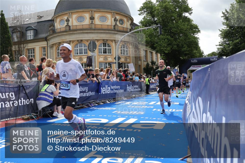 29.06.2025 - hella hamburg halbmarathon Strokosch-Dieckow http://msf.ph/oto/8249449 29.06.2025 10:39:53 Ziel 1603, 1975, 2525, 2563, 2573, 3626, 4766, 5375, 6149, 7981, 8467, 8574, 11714, 15421, 15813 meine-sportfotos.de