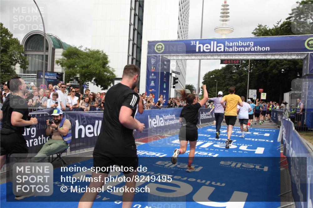 29.06.2025 - hella hamburg halbmarathon Michael Strokosch http://msf.ph/oto/8249495 29.06.2025 10:57:58 Ziel 2025, 2806, 2883, 3093, 3575, 7138, 7159, 7189, 7269, 9820, 10703, 11394, 12523, 13376, 14881, 15349, 16517, 17543, 18492 meine-sportfotos.de